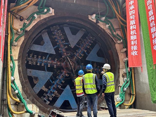 今天，轨道交通18号线二期呼兰路站至爱辉路站区间上行线的盾构机顺利抵达目的地 采访对象供图